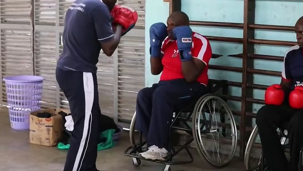 Boxeadores entrenan en silla de ruedas