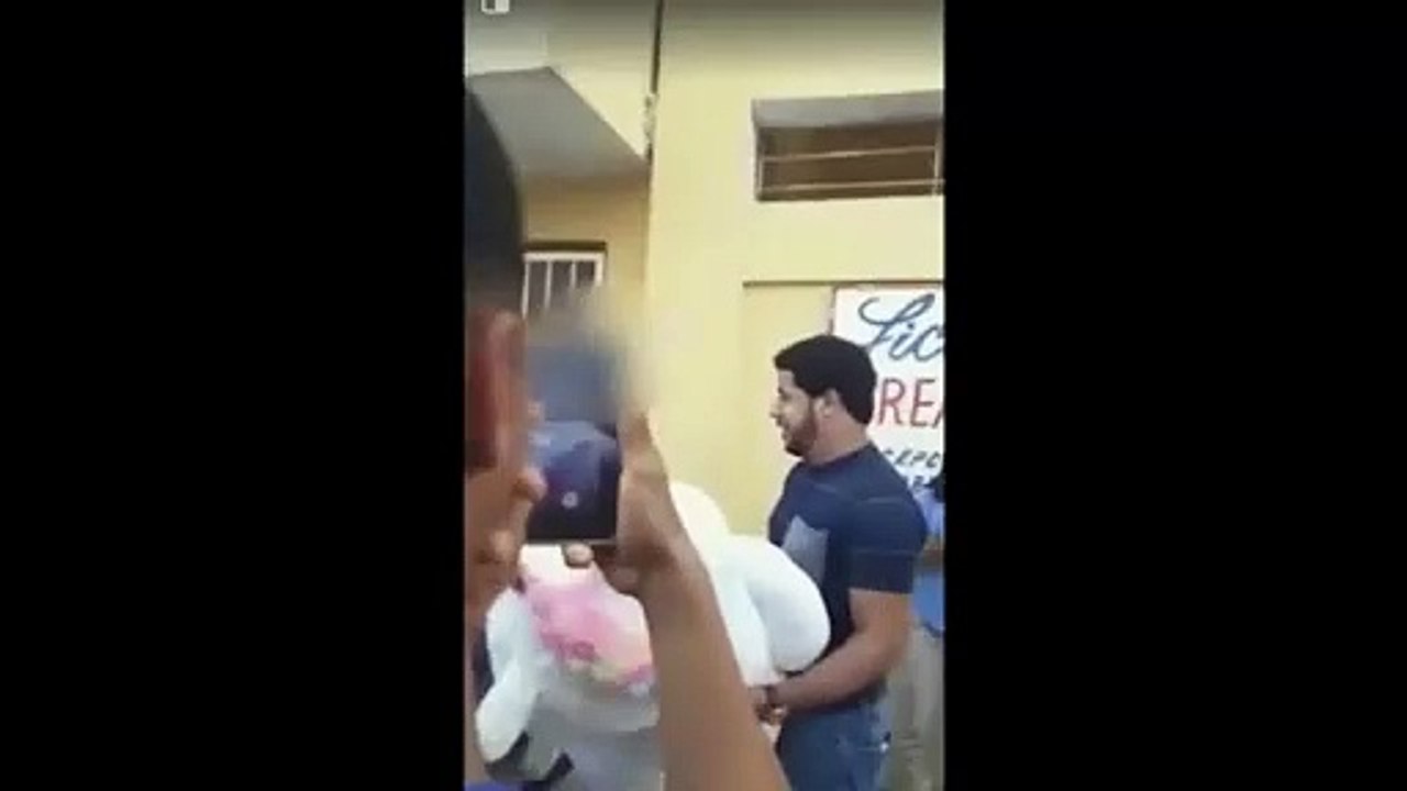 Dos jóvenes se besan en un liceo en San Valentín