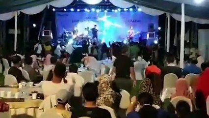 El tsunami sorprendió a centenares de personas en un concierto