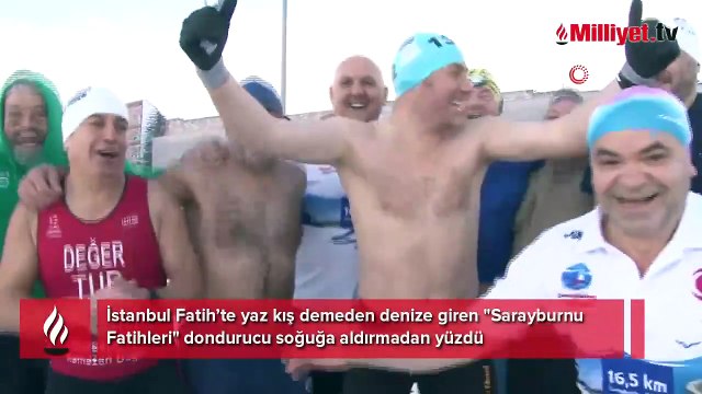 Sarayburnu Fatihleri karlı havaya aldırış etmedi: Buz gibi denizde yüzdü