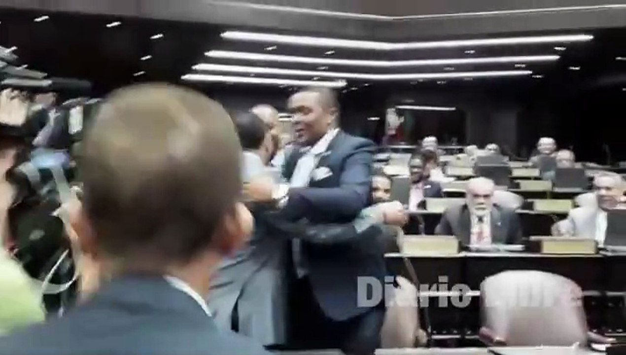 Diputados Manuel Díaz Y Pedro Botello Se Dan Un Abrazo De "Perdón"