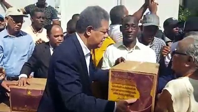 El expresidente Leonel Fernández entrega cajas navideñas