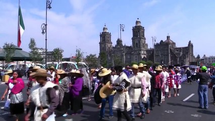 Maestros marchan en México para exigir cancelación total de reforma educativa