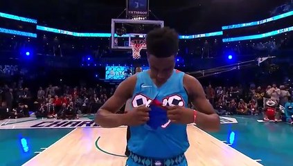 Hamidou Diallo salta sobre Shaquille O'Neal