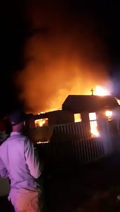 Incendio destruye iglesia en comunidad de Monte Plata
