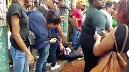 Guagua Impacta A grupo de personas En Sector María Auxiliadora