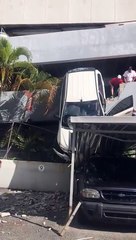 Yipeta traspasa muro de parqueo en gimnasio de la capital