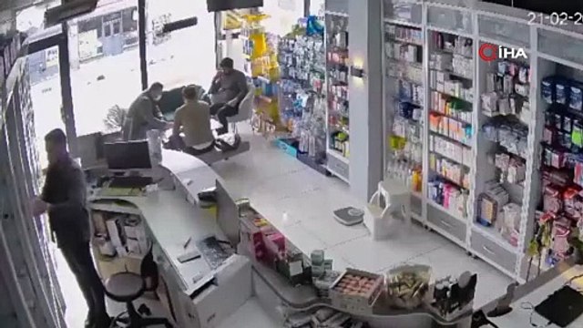 Deprem anı böyle görüntülendi! Panik halinde kaçıştılar!