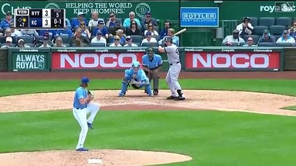 Luke Voit  conecta jonrón en la victoria de los Yankees
