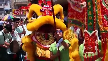 Un concurso de "robo" de bollos y niños "flotantes" se dan cita en Hong Kong