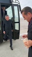 Özel Erzincan'a indi, Sarıgül Özel'i tulum peyniri ile karşıladı