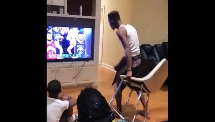 Aficionado rompe televisores y casi golpea compañeros porque perdieron los Warriors de Golden State
