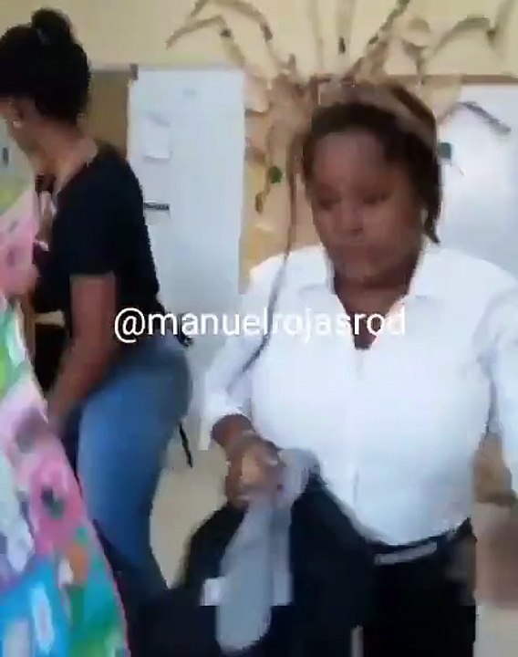 Profesora pelea con estudiantes.
