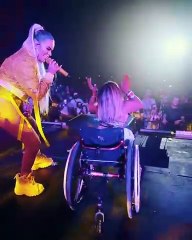 Una Joven En Silla De Ruedas Sube Al Escenario Con Karol G