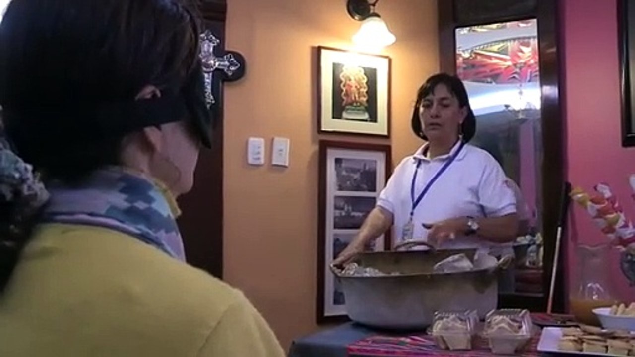 Guías ciegos acompañan turistas en Quito