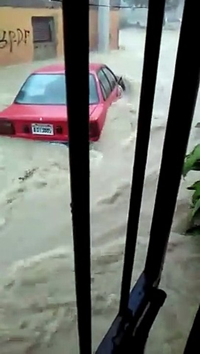 Lluvias provocan inundaciones momentáneas en sectores de Santiago