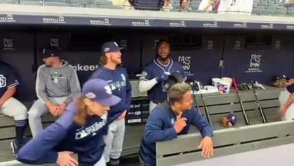 Franmil Reyes anima la cueva de San Diego cantando a ritmo de Whitney Houston