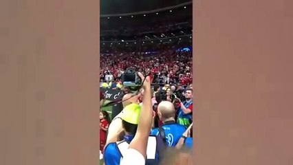 Jordan Henderson se lanza a los brazos de su padre