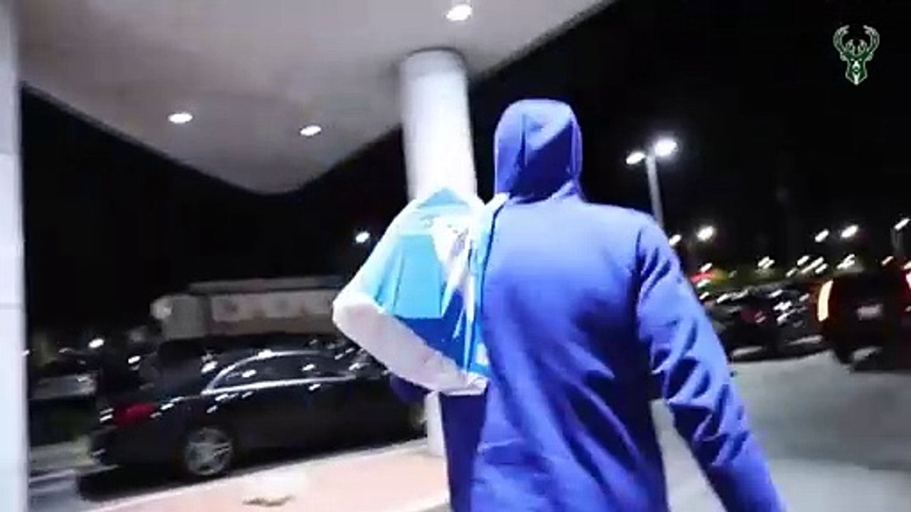 Giannis Antetokounmpo recibe apoyo de fans