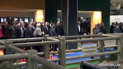 A Salone Agricoltura Macron saluta la mascotte, la mucca Oupette