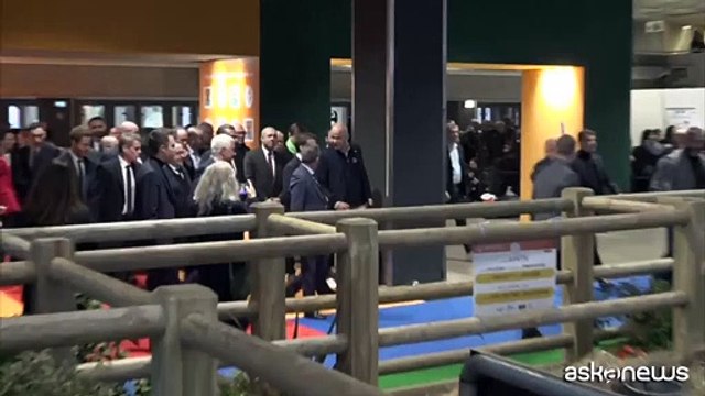 A Salone Agricoltura Macron saluta la mascotte, la mucca Oupette