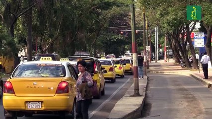 Una caravana de taxis recorre Asunción para exigir suspensión de Uber