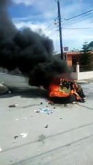 Quema de gomas en Hato Mayor en protesta por carretera