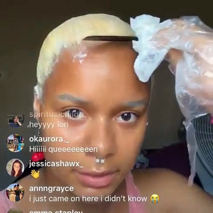 Influencer pierde el cabello tras aplicarse un tinte