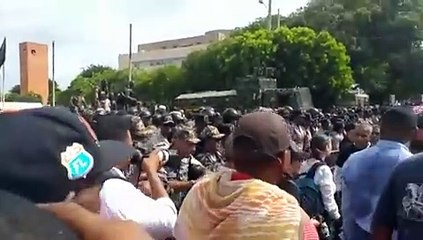 Multitud se manifiesta en contra una reforma a la Constitución en el Congreso