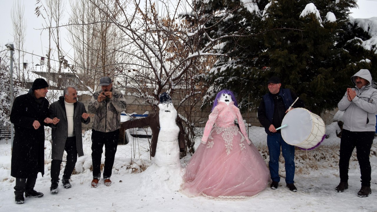 Kardan gelin ve damat yaptılar, halay çekip eğlendiler