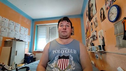 Leon Elektronik - Gedenkt an die Opfer von den Anschlägen. Leon betet in Kirche.