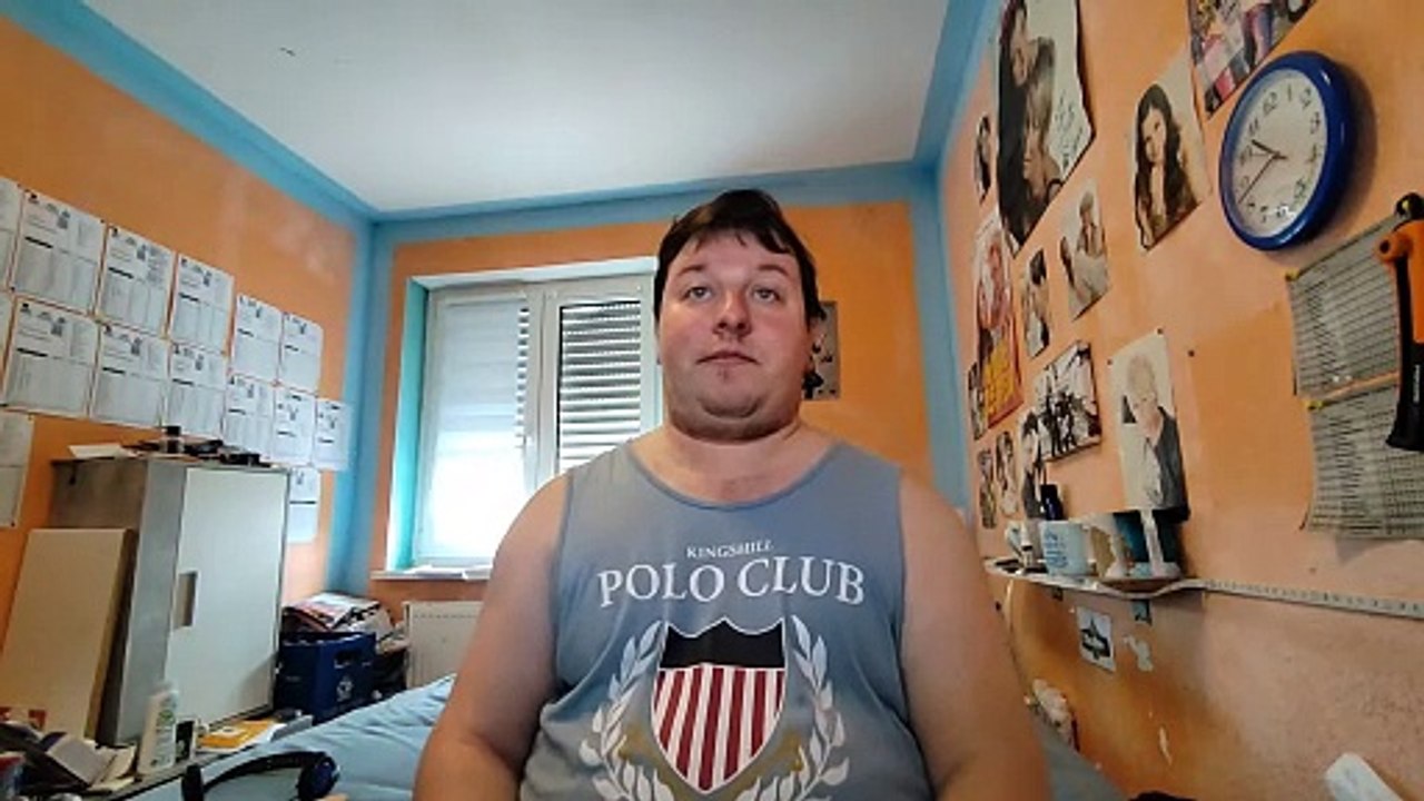 Leon Elektronik - Gedenkt an die Opfer von den Anschlägen. Leon betet in Kirche.