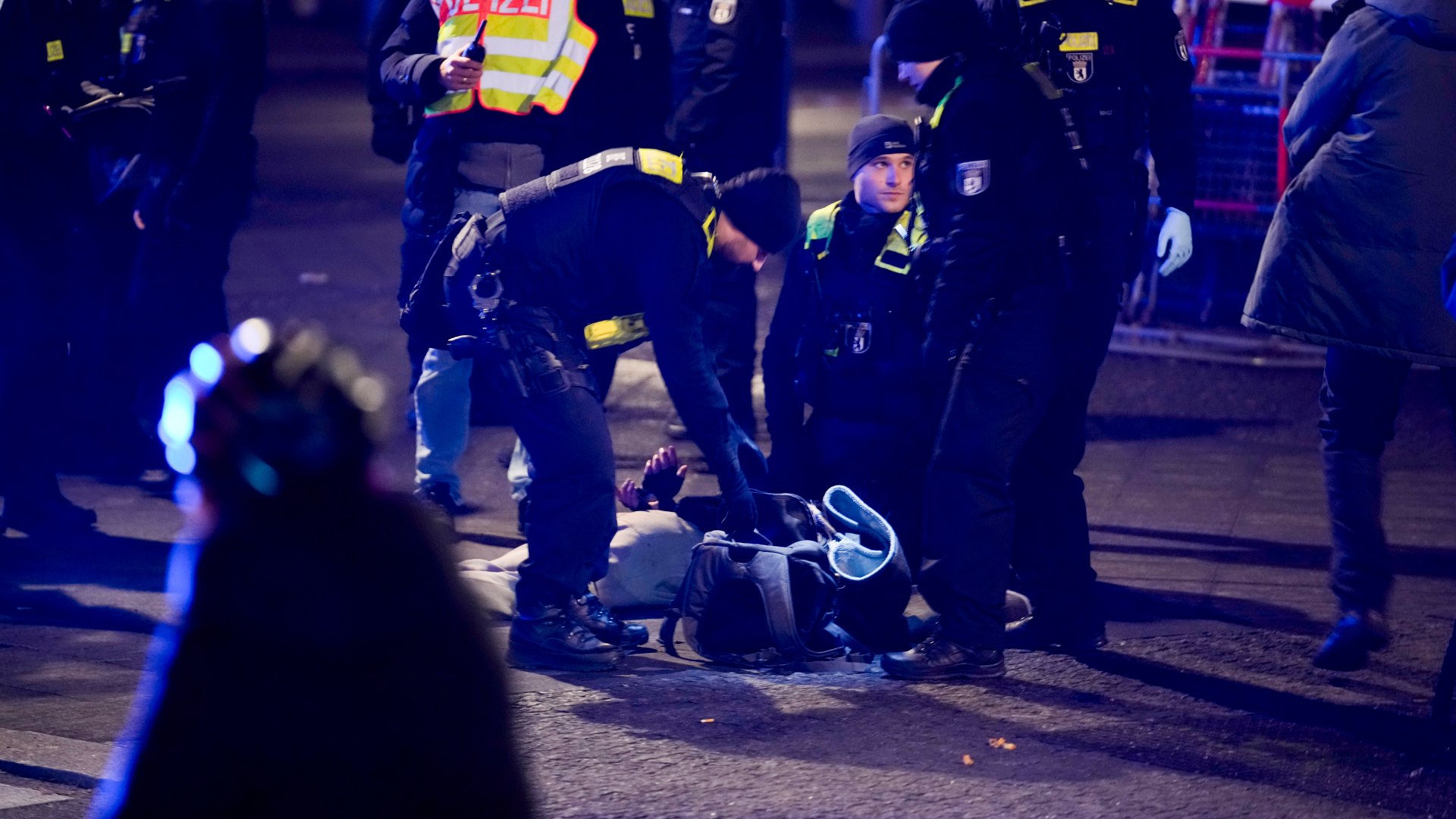 El hombre que el pasado viernes apu�al� a un turista espa�ol de 30 a�os junto al monumento a las v�ctimas del Holocausto en Berl�n es, presuntamente, un refugiado sirio de 19 a�os, seg�n inform� este s�bado el diario berlin�s Tagesspiegel.
La Polic�a de Berl�n, consultada por la agencia EFE, no ha querido confirmar esta informaci�n, que tambi�n ha sido publicada por el tabloide Bild, y ha remitido a un comunicado que se har� p�blico en las pr�ximas horas en colaboraci�n con la Fiscal�a.
Seg�n Tagesspiegel, el presunto autor del ataque ha sido identificado como Wassim al M. y cuenta con el estatuto de asilo, lo que significa que no es un solicitante de asilo, a diferencia de lo que sostiene Bild, el diario m�s le�do de Alemania.
De acuerdo con la informaci�n de Bild, la Polic�a registr� el s�bado por la ma�ana las habitaciones de un alojamiento para refugiados en Leipzig, en el este del pa�s. La Fiscal�a ha informado de que el sospechoso comparecer� este mismo s�bado ante un juez, despu�s de que la Polic�a lo detuviera tres horas despu�s del ataque.
Seg�n fuentes policiales, la agresi�n tuvo lugar alrededor de las 18:00 horas (17:00 GMT) en el campo de estelas del monumento. La v�ctima result� gravemente herida por un arma blanca y fue trasladada de urgencia al hospital por el servicio de ambulancias de los bomberos. Seg�n la informaci�n disponible, su vida no corre peligro.
Los informes indican que el sospechoso regres� al lugar del crimen, donde se hall� una navaja plegable. Seg�n Tagesspiegel, los servicios de emergencia notaron que ten�a sangre en las manos, lo que llev� a su detenci�n a las 20:45 horas (19:45 GMT).
Por el momento, se desconoce el motivo del ataque. El presunto agresor no portaba documentos de identidad v�lidos, por lo que se recurri� a la 'identificaci�n r�pida', una t�cnica que compara huellas dactilares con bases de datos oficiales, para confirmar su identidad.
El monumento a las v�ctimas del Holocausto est� ubicado en pleno centro de Berl�n, cerca de la ic�nica Puerta de Brandeburgo y de las embajadas de Estados Unidos y Francia. Debido a la incertidumbre sobre si el ataque estaba relacionado con la embajada estadounidense o con el propio monumento, la investigaci�n ha sido asumida por la brigada de homicidios de la Oficina Estatal de Polic�a Criminal, en colaboraci�n con una unidad especializada en islamismo y terrorismo.