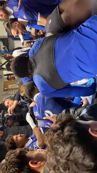 Le FC VERSAILLES fête la victoire contre NÎMES 2-1 avec les enfants de CHAMPAGNE