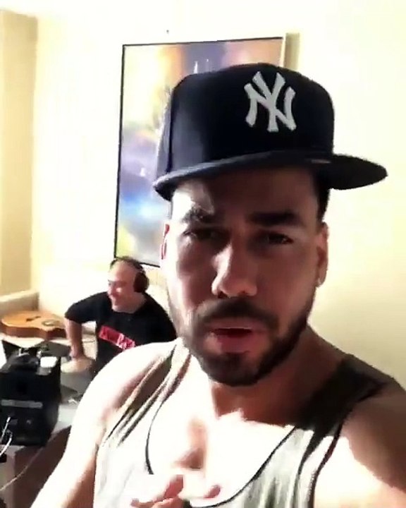 Romeo Santos Graba Dos Canciones En Un Estudio Improvisado
