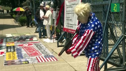Activista en México protesta en embajada de EEUU por matanza en El Paso