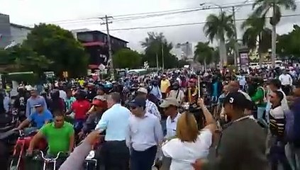 Motoristas rompen cerco policial en el Congreso