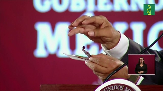 Andrés Manuel López Obrador muestra una supuesta cámara espía encontrada en Palacio Nacional
