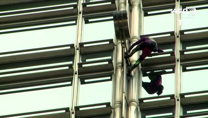 "Spiderman" francés despliega bandera por la paz en rascacielos de Hong Kong