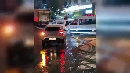 Sultangazi'de minibüse kartopu atan gence aracından inen şoför tokat attı