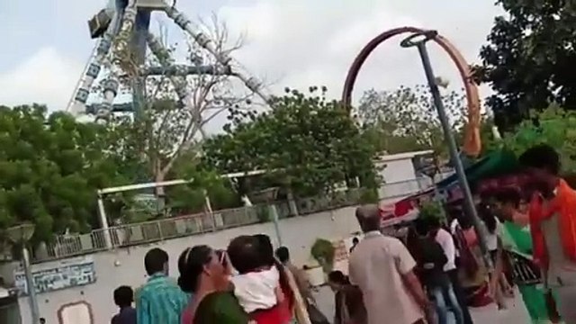 Colapsa una atracción mecánica en Kankaria Lake Front Ahmedabad