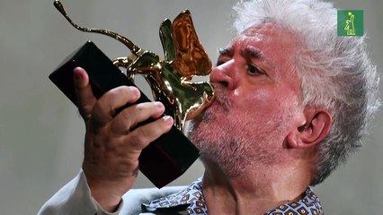 Almodóvar recibe en Venecia el León a la Carrera como un "acto de justicia poética"