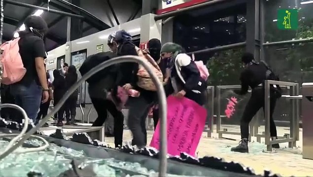 Mujeres que protestan por violaciones causan destrozos en Ciudad de México