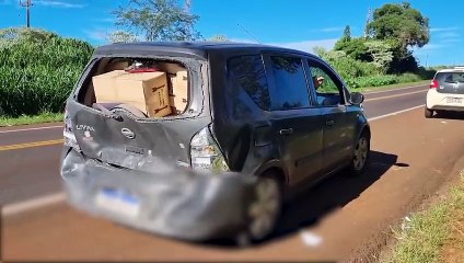 Motorista não consegue frear e colide com veículo que reduziu para colheitadeira na BR-277