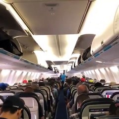 La forma correcta de bajarse de un avión