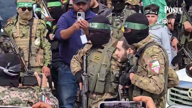 Esir takasında ilginç anlar! İsrailli rehine Hamas savaşçısını alnından öptü