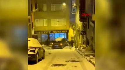 Beyoğlu'nda sürücüsünün hakimiyetini kaybettiği araç restorana çarptı