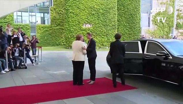 Merkel se sienta durante acto oficial tras crisis de temblores
