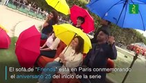 El sofá de “Friends” visita París