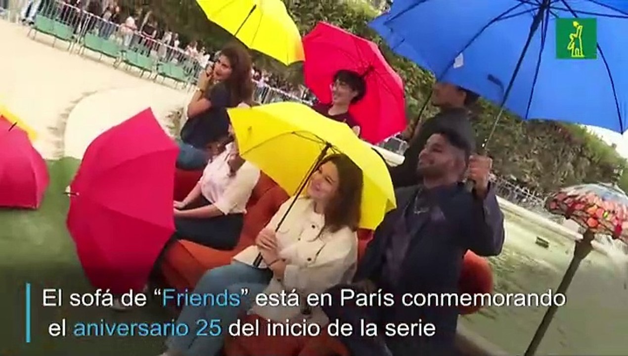 El sofá de “Friends” visita París